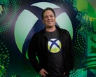 微软游戏首席执行官菲尔-斯宾塞站在 Xbox 背景板前（图片来源：Xbox Wire）
