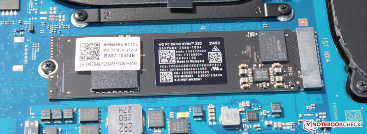 一个PCIe 4 SSD作为系统驱动器。
