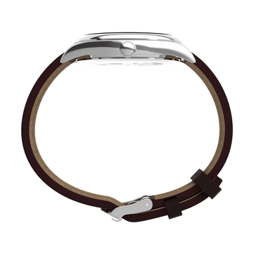 Timex Legacy Day and Date 的侧面轮廓,白色背景衬托出其抛光不锈钢表壳、带纹理的表冠、弧形表耳和棕色皮革表带。