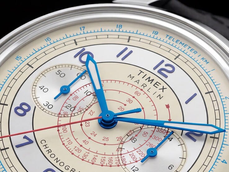 Timex Marlin Neo Classic 计时码表的特写镜头,展示了其分层的测距刻度和测速刻度以及夜光指针。