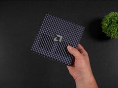 AMD Ryzen AI Max+ 395 Strix Halo 迷你电脑演示运行 SteamOS,用于游戏性能对比测试