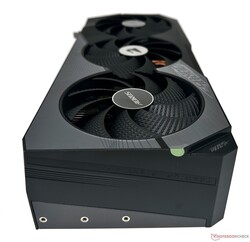 AorusGeForce RTX 4070 Ti Master上的鲨鱼鳍启发式风扇设计