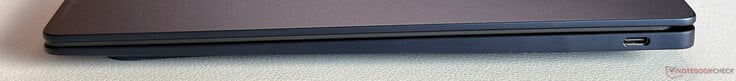 右侧:USB-C 3.2 Gen. 2 (10 Gbps, DisplayPort 1.4, 电力传输 3.0)