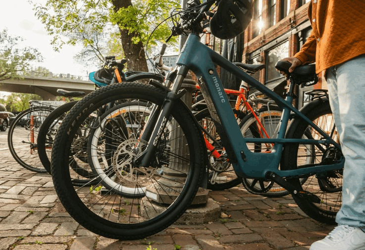 Monarc Tracer 电动自行车提供高跨框款