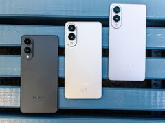 三款黑、银、白三色的三星Galaxy Edge 智能手机并排摆放在蓝色长凳上，展示了超薄的后部设计和双摄像头设置三款黑、银、白三色的三星Galaxy Edge 智能手机并排摆放在蓝色长凳上，展示了超薄的后部设计和双摄像头设置（图片来源：Notebookcheck）。