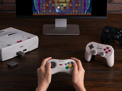 8BitDo 决定用两款新产品来庆祝世嘉土星 30 周年。(图片来源：8BitDo）