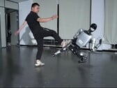 Unitree G1 人形机器人演示（图片来源：YouTube 上的 Unitree Robotics）