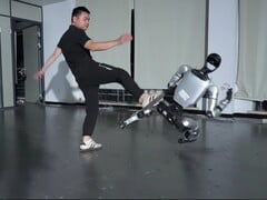 Unitree G1 人形机器人演示（图片来源：YouTube 上的 Unitree Robotics）