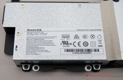 内部供电装置，功率 135 瓦（19 V；7.1 A）