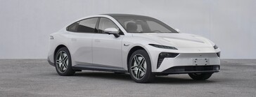 配备四个轮毂电机的东风 eπ 007 轿车侧视图（图片来源：工信部）