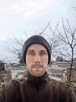 使用华为 Pura 80 Pro 的 1300 万像素广角摄像头自拍 