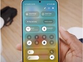 在 One UI 7 Beta 2 中，音量和亮度滑块互换了位置（图片来源：Tarun Vats via X）