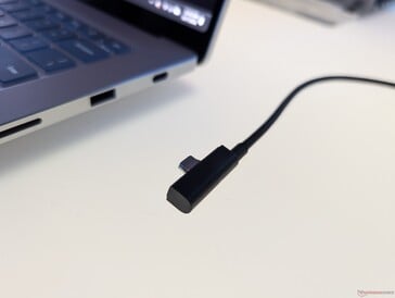 磁吸 USB-C 线缆的特写。注意,这个稍厚的连接器与大多数其他 USB-C 端口不兼容