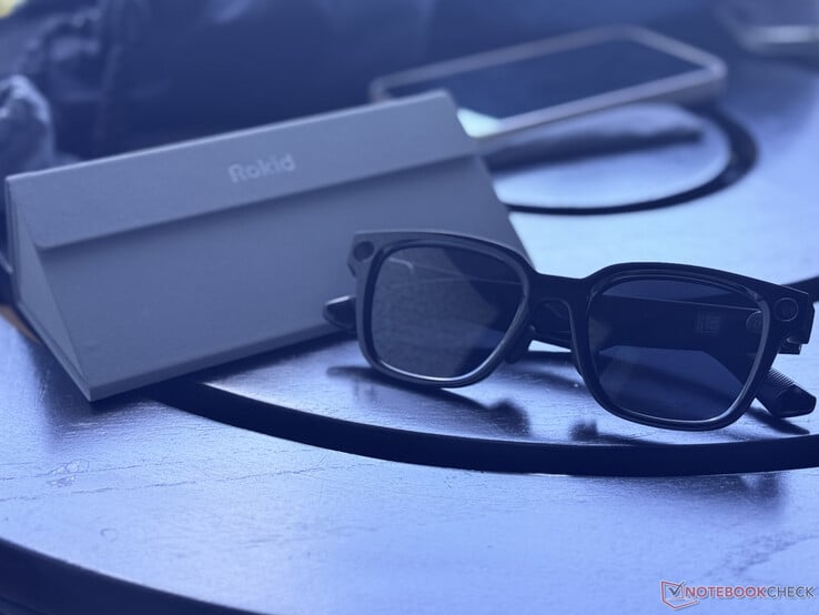 Rokid AI Glasses Style 及其可折叠收纳盒并排摆放
