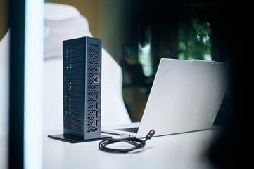 灵活的摆放方式:Aorus AI Box 可竖立放置以节省桌面空间,便于使用其背部的 Thunderbolt 5 端口、HDMI 2.1 端口、三个 DisplayPort 端口以及以太网接口