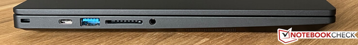 左：Kensington 锁、USB-C 3.2 Gen 2（10 GBit/s、Power Delivery、DisplayPort ALT 模式 1.4）、USB-A 3.2 Gen 1（5 GBit/s）、读卡器、3.5 毫米音频