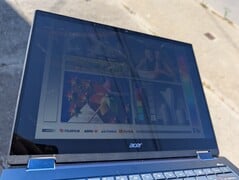 户外阳光直射下