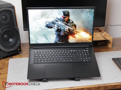 办公桌上的 XMG Apex 17