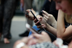 最近的一项调查显示，青少年使用智能手机的想法比你想象的要复杂得多。(图片来源：Robin Worrall on Unsplash - 已编辑）