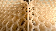 1X NEO 人形机器人覆盖着一层柔软的 3D 聚合物保护垫。(图片来源：1X）