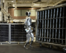 阿特拉斯的运动方式与人类相似（图片来源：Boston Dynamics/YouTube）