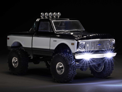 轴向 SCX24 履带在深色背景下的图像。