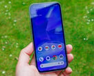 我们已经全面评测了谷歌 Pixel 9a 及其 OLED 屏幕（图片来源：Daniel Schmidt）