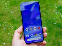我们已经全面评测了谷歌 Pixel 9a 及其 OLED 屏幕（图片来源：Daniel Schmidt）