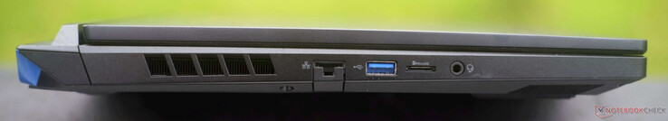 左： 千兆位-RJ45、USB-A 3.1、microSD 读卡器、音频插孔
