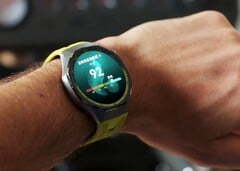 华为 Watch GT 7 Pro 还提供引人注目的绿色和黄色版本。