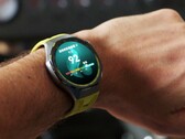 华为 Watch GT 7 Pro 还提供引人注目的绿色和黄色版本。
