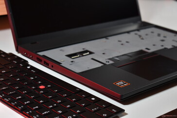 拆下键盘的联想 ThinkPad P16s 第 4 代 AMD 电脑