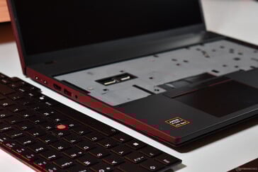 拆下键盘的联想 ThinkPad P16s 第 4 代 AMD 电脑