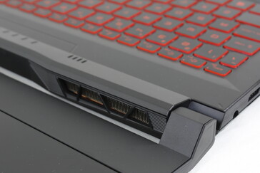 外盖可以完全打开180度，不像其他大多数游戏笔记本那样。
