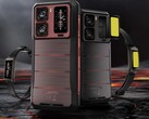 Oukitel WP300 的一大优势是其半模块化设计。此外，它还配备了强光灯和副显示屏。(图片来源：Oukitel）