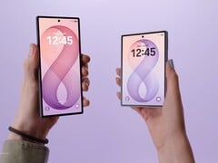 2026年7月下旬,三星发布了Galaxy Z Fold8 Ultra(左)和Galaxy Z Fold8(右)。