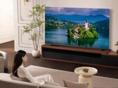 TCL 的 Q8C 电视（如图）是一款高端 QD MiniLED 机型。(图片来源：TCL）