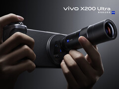 vivo X200 Ultra 的袖子里有一个隐藏武器，可扩展其 2 亿像素长焦摄像头的功能。(图片来源：vivo）