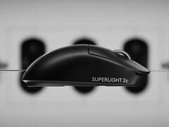 罗技 G Pro X Superlight 2c 紧凑型游戏鼠标侧面。(图片来源：罗技）