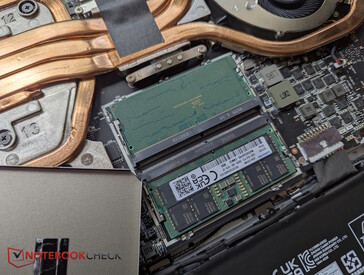 金属盖下的 RAM