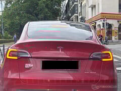 带有反马斯克贴花的特斯拉 Model 3。(图片来源：Notebookcheck）