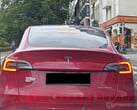 带有反马斯克贴花的特斯拉 Model 3。(图片来源：Notebookcheck）