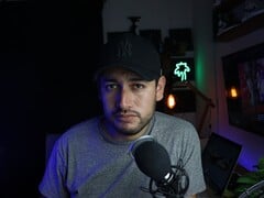 在家庭工作室中配备麦克风和摄像机的内容创作者,展示YouTube合作伙伴计划