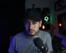 在家庭工作室中配备麦克风和摄像机的内容创作者,展示YouTube合作伙伴计划