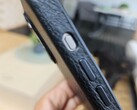 表面上看是为 iPhone 15 Pro Max 设计的贝尔罗伊保护套，其实并不是为新的 "动作 "按钮设计的。(来源：Notebookcheck）