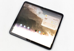 问题中的Pixel Fold显示出越来越多的白色光芒,从底部蔓延到整个面板。 (来源:Ars Technica)