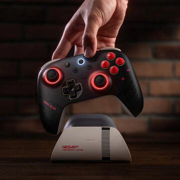 8BitDo Ultimate 2 Bluetooth - NES 40th 限量版采用定制喷漆，上面印有显著的日期。(图片来源：8BitDo）