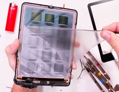 Kindle Colorsoft 显示屏的塑料表面相当柔软（图片来源：JerryRigEverything）