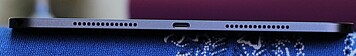 右：扬声器、USB-C 接口、扬声器