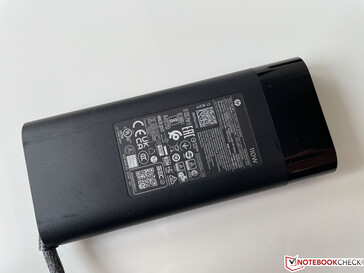 这款110瓦的充电器通过USB-C接口提供100瓦的功率。